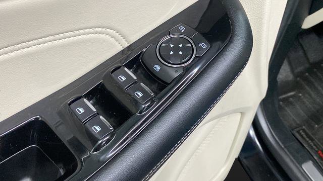 Used 2020 Ford Edge Titanium AWD/4WD image 21
