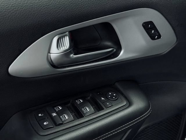 Used 2025 Chrysler Pacifica Limited FWD image 17
