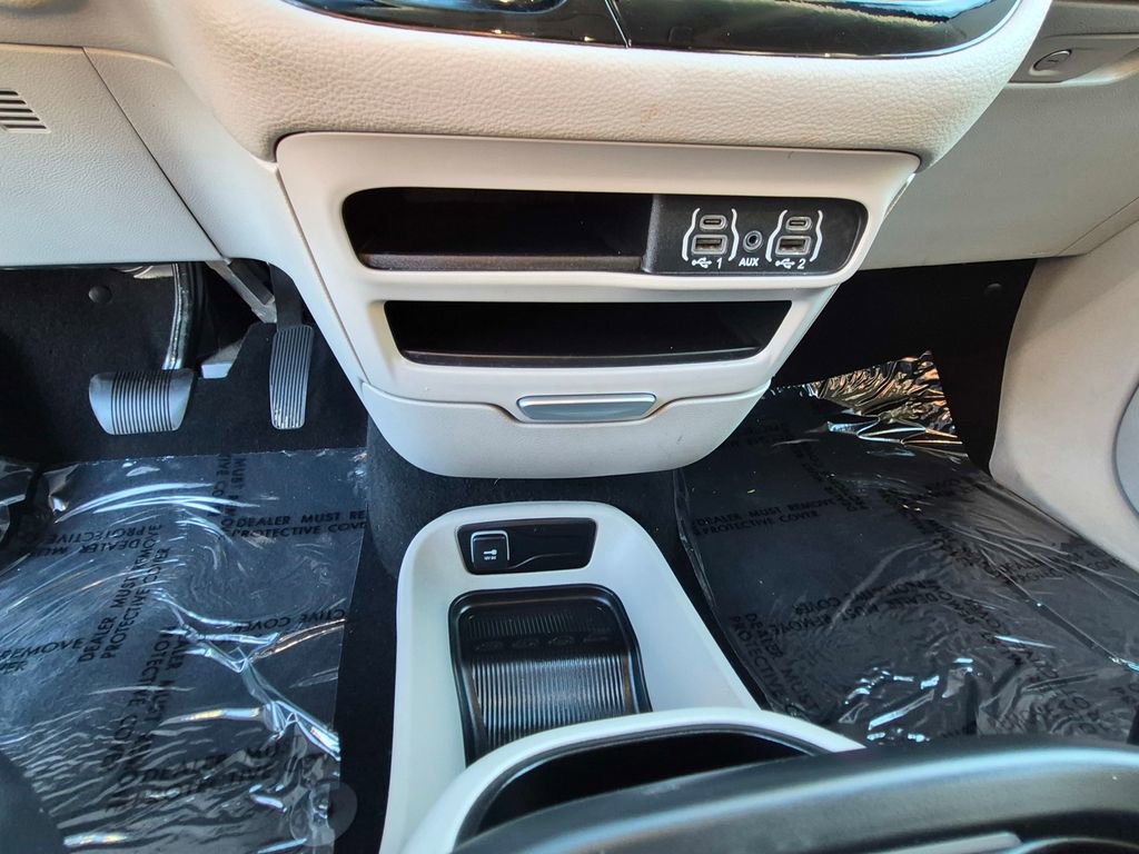 Used 2023 Chrysler Pacifica Touring-L image 16
