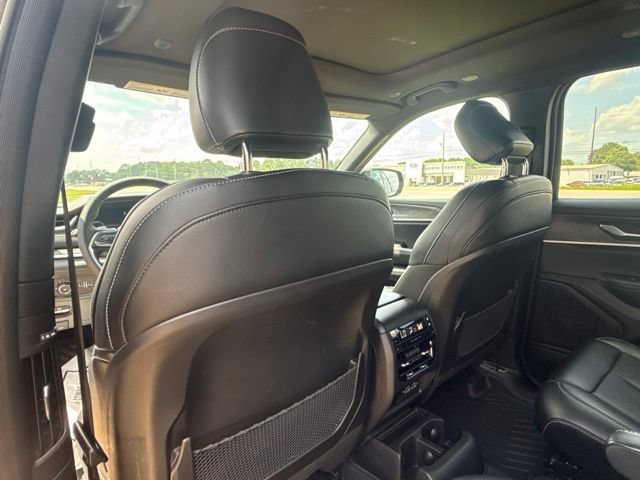Used 2025 Jeep Grand Cherokee L Limited w/ Black Appearance Package AWD/4WD image 29