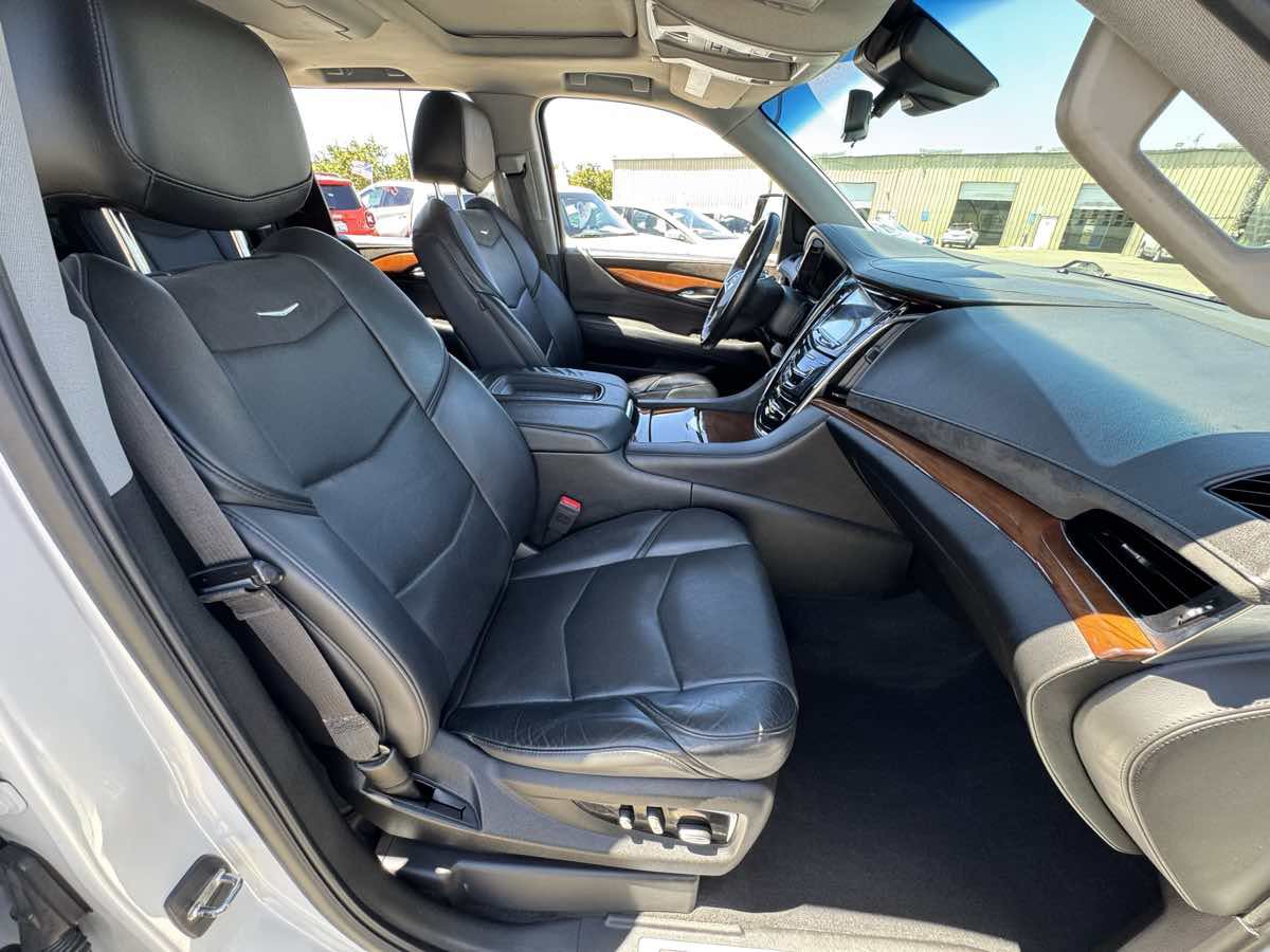 Used 2018 Cadillac Escalade ESV Premium Luxury AWD/4WD image 14