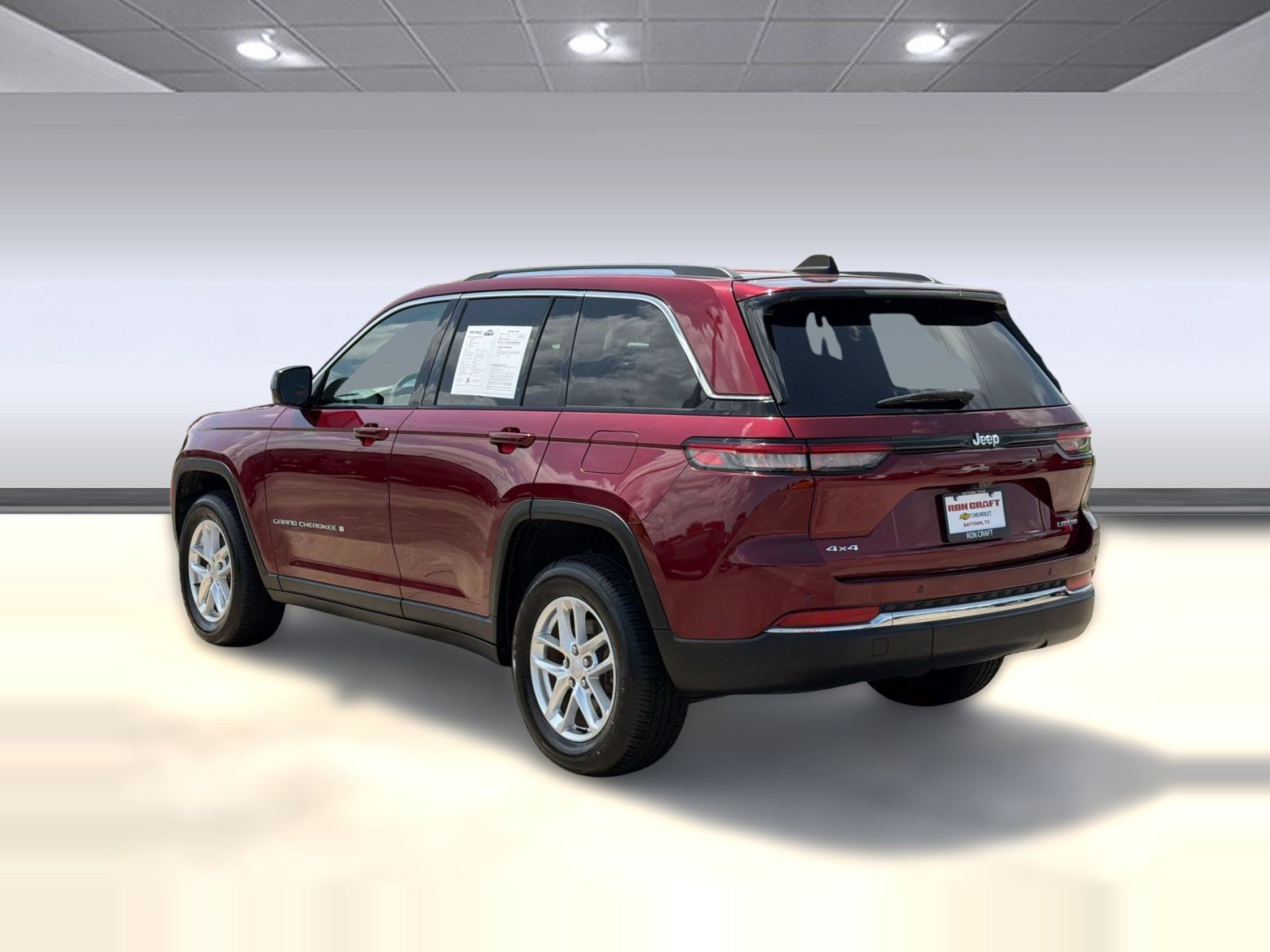 Used 2023 Jeep Grand Cherokee Laredo AWD/4WD image 3