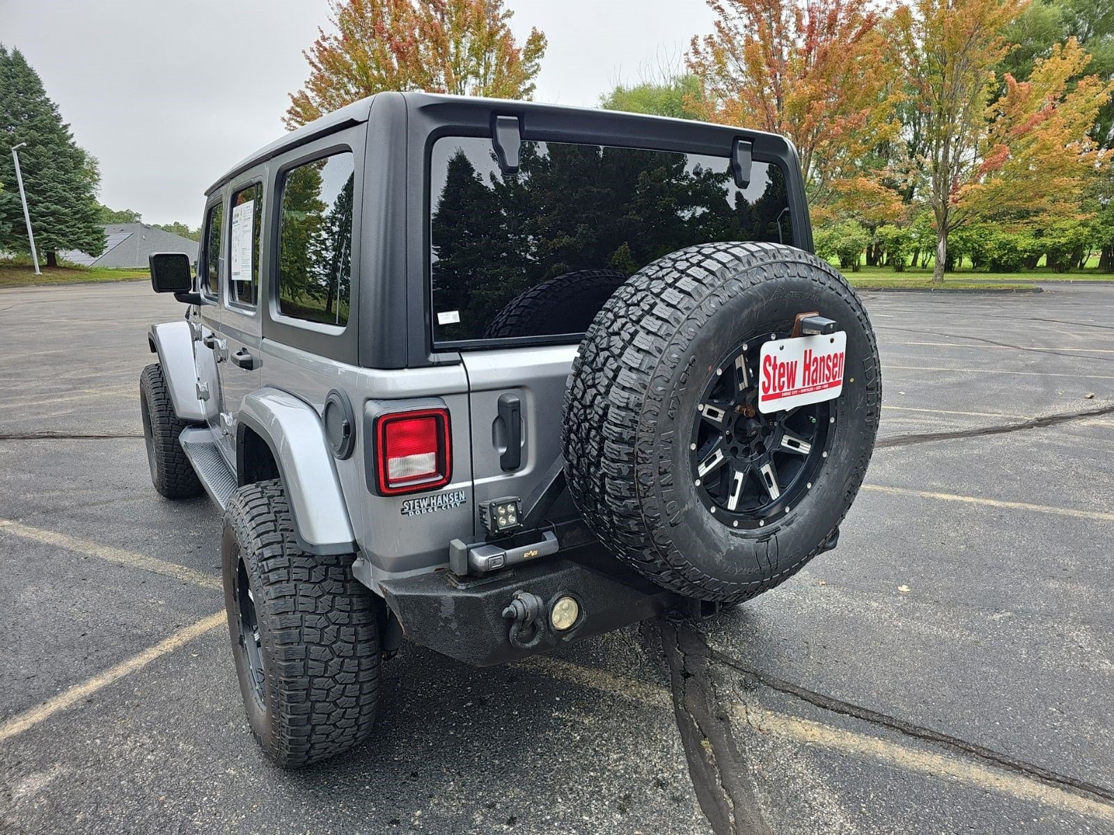 Used 2018 Jeep Wrangler Unlimited Sahara w/ Cold Weather Group AWD/4WD image 3
