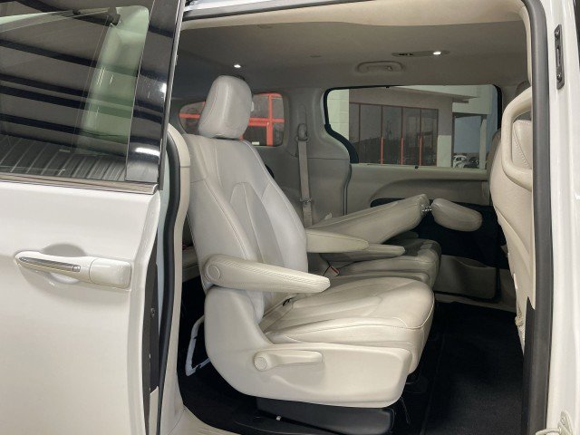 Used 2021 Chrysler Pacifica Touring-L image 31