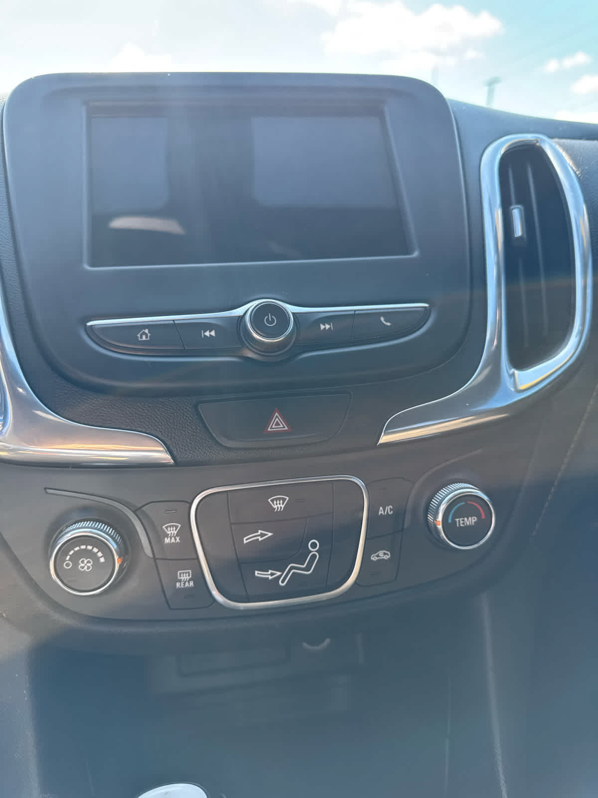 Used 2019 Chevrolet Equinox LT FWD image 16