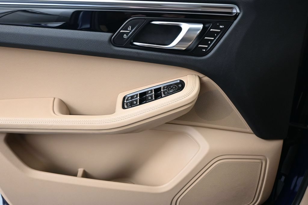 Certified 2023 Porsche Macan AWD/4WD image 13
