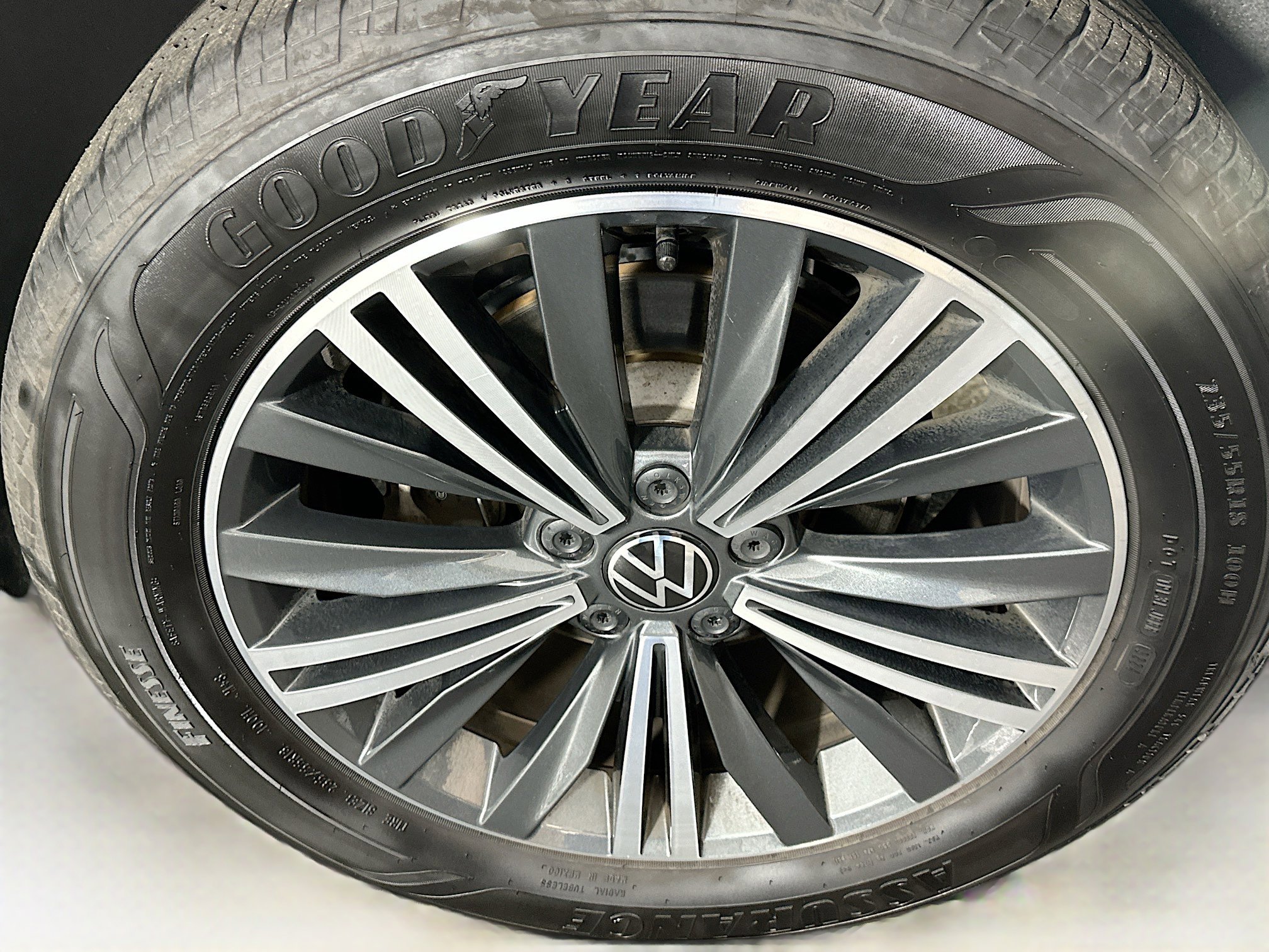 Used 2024 Volkswagen Tiguan SE image 11