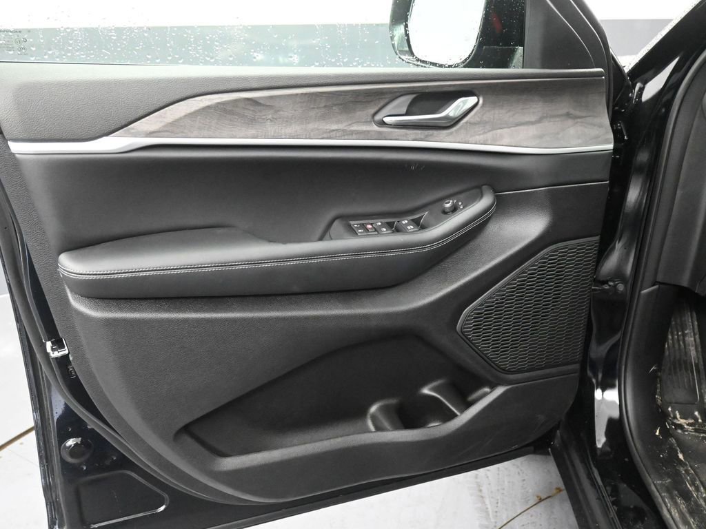 New 2026 Jeep Grand Cherokee Laredo image 12