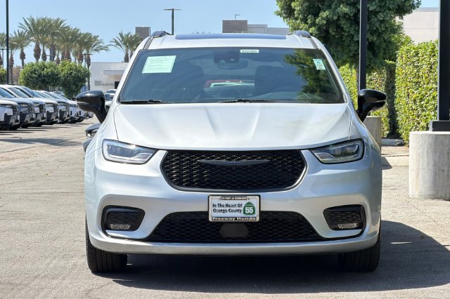 Used 2026 Chrysler Pacifica Limited w/ S Appearance Package FWD image 9