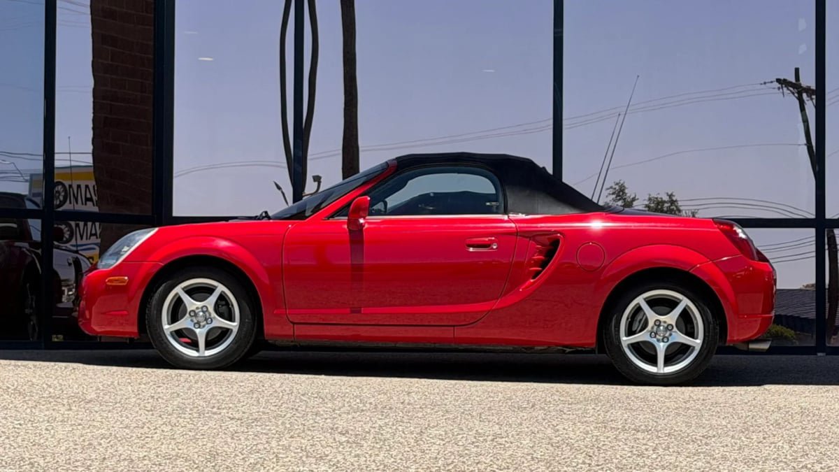 Used 2003 Toyota MR2 RWD image 5