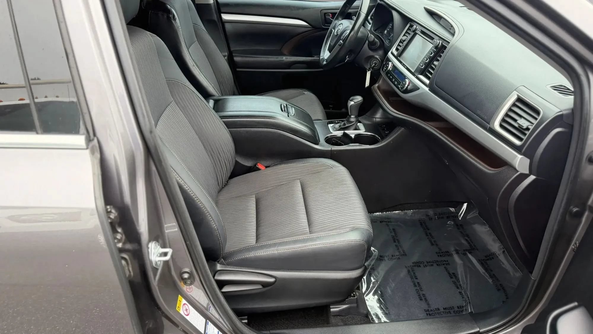 Used 2017 Toyota Highlander Plus AWD/4WD image 25