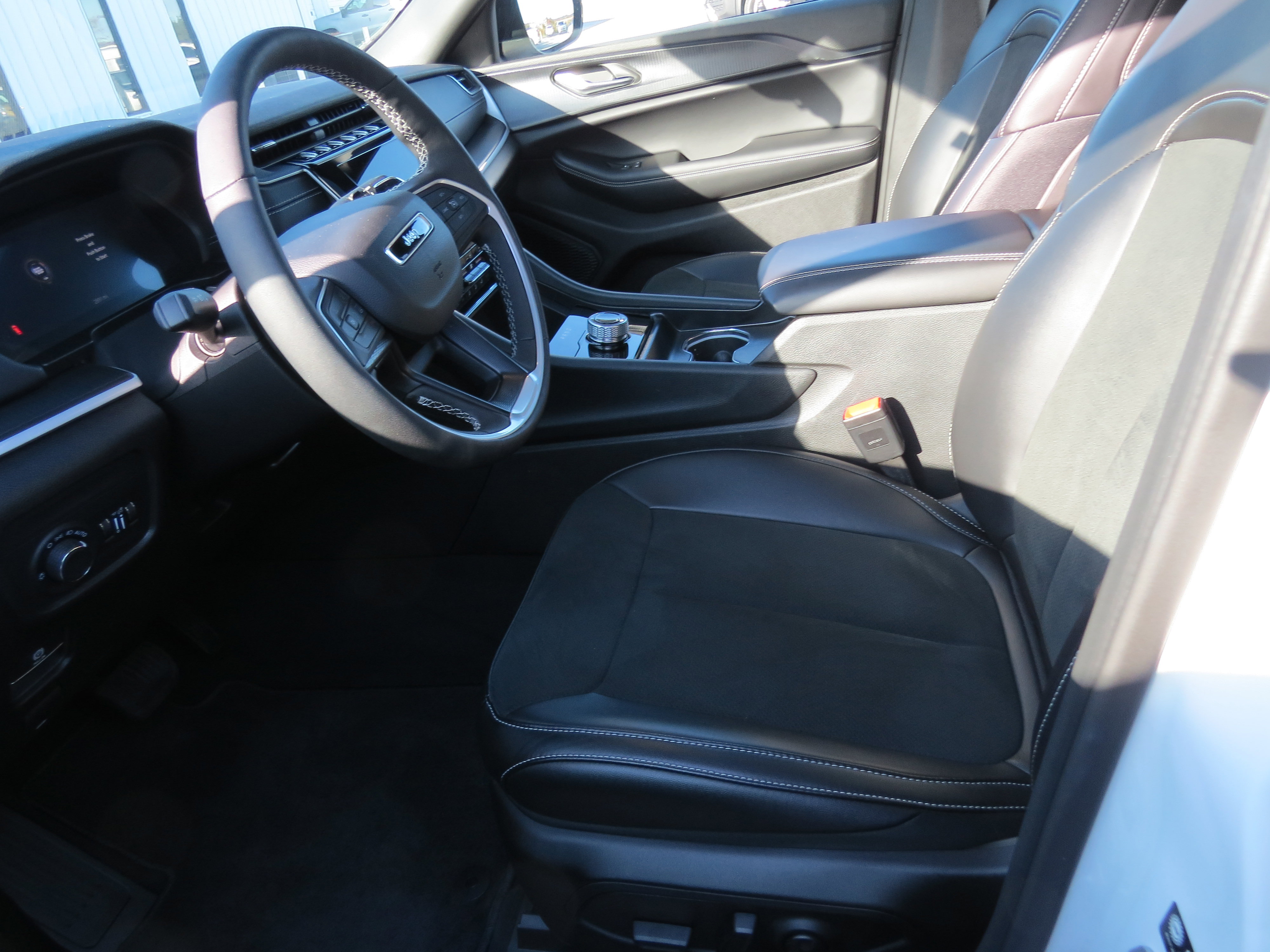 Used 2025 Jeep Grand Cherokee 4WD image 11