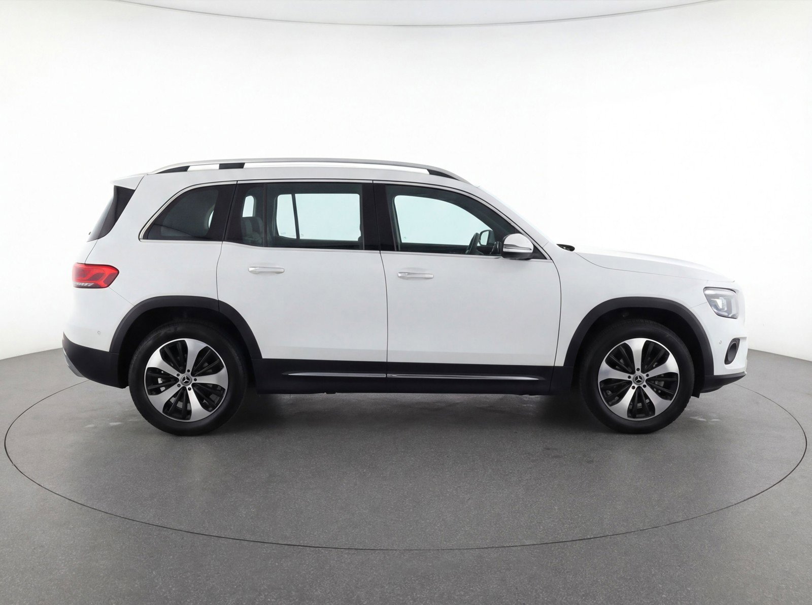 Used 2025 Mercedes-Benz GLB 250 4MATIC image 11
