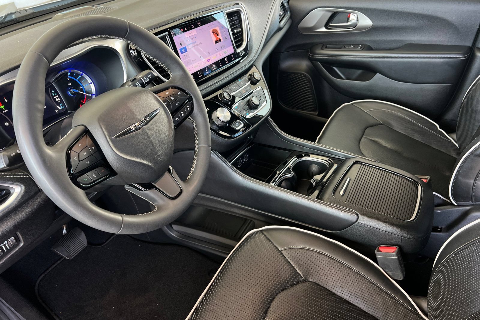 Used 2022 Chrysler Pacifica Limited w/ Uconnect Theater Family Group FWD image 10