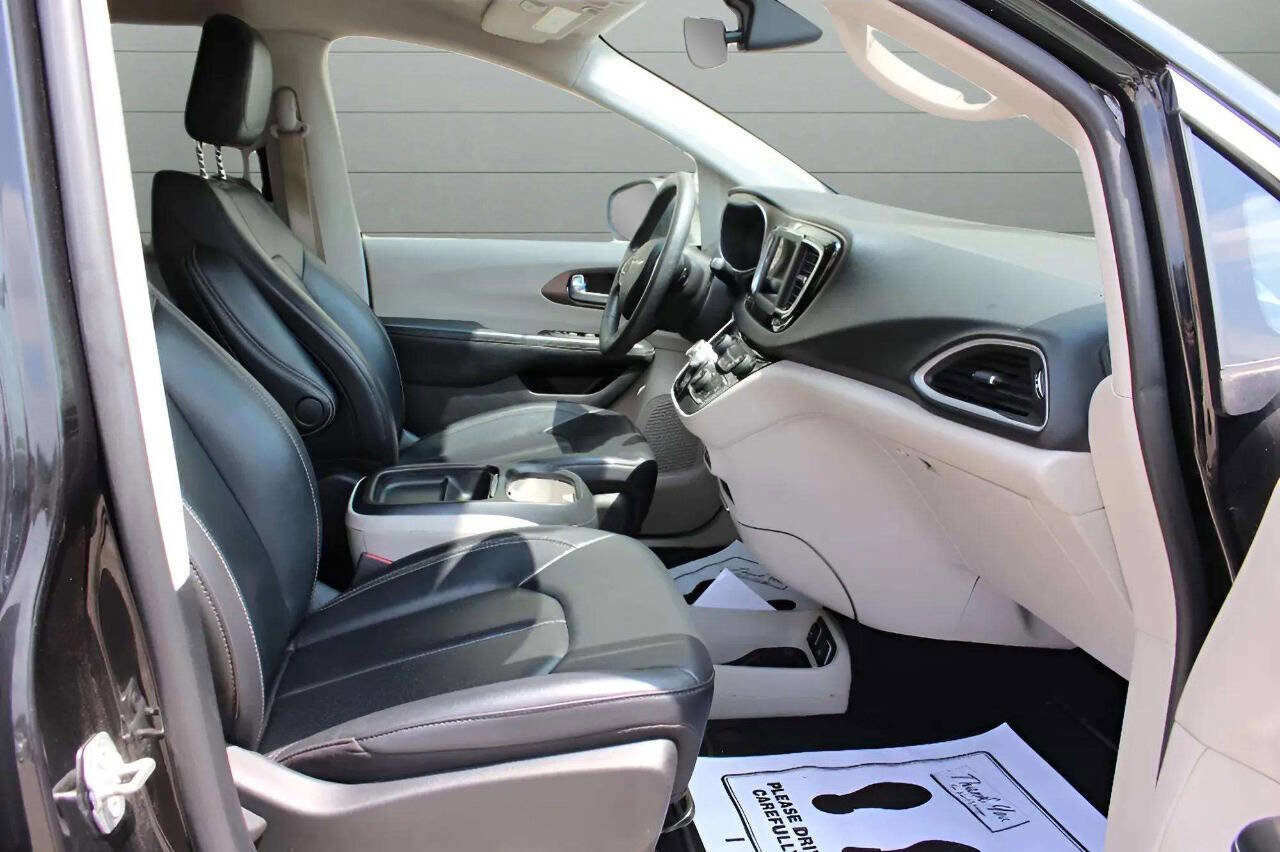 Used 2021 Chrysler Voyager Lxi image 13