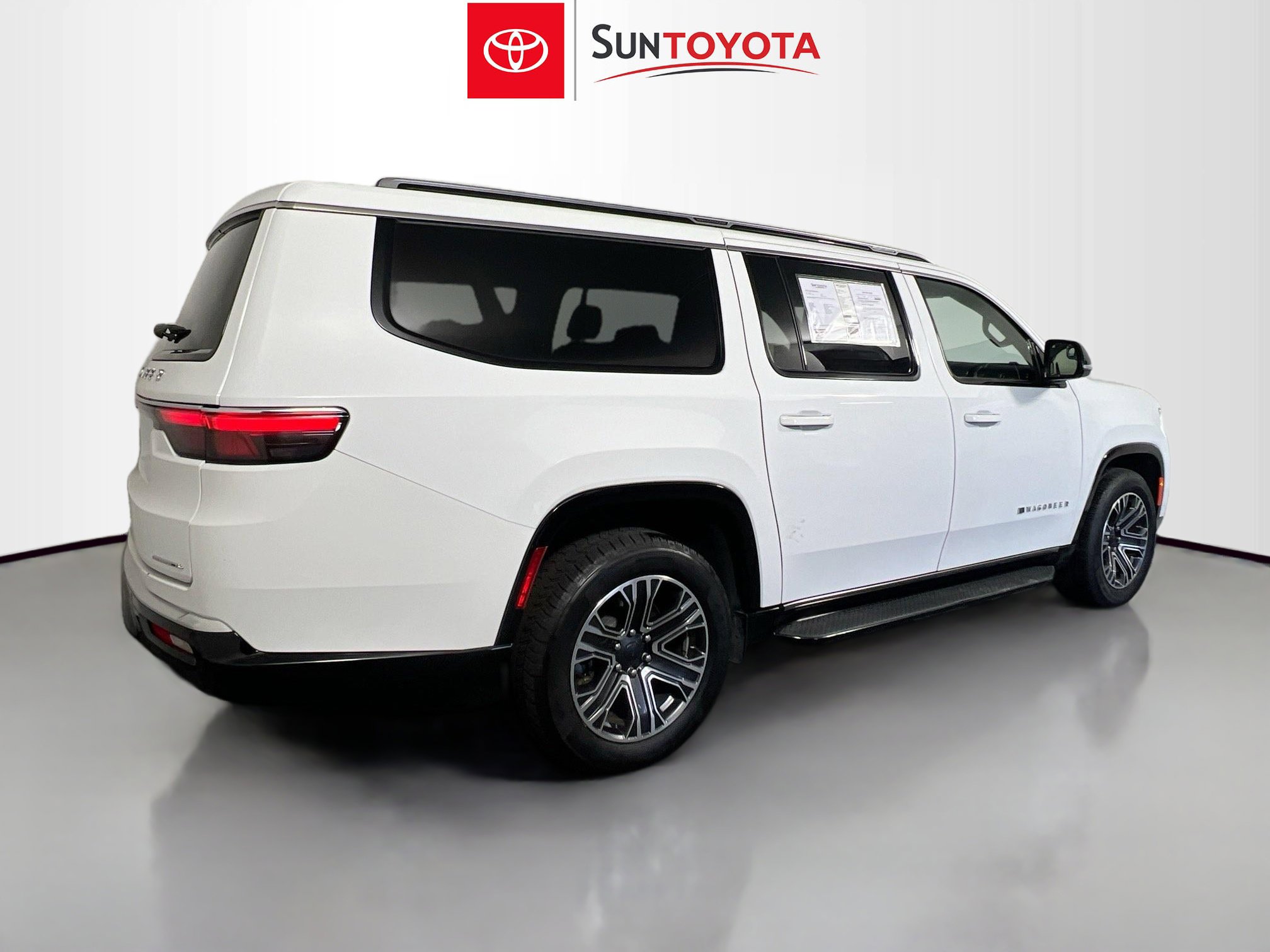 Used 2023 Jeep Wagoneer L Series II image 4