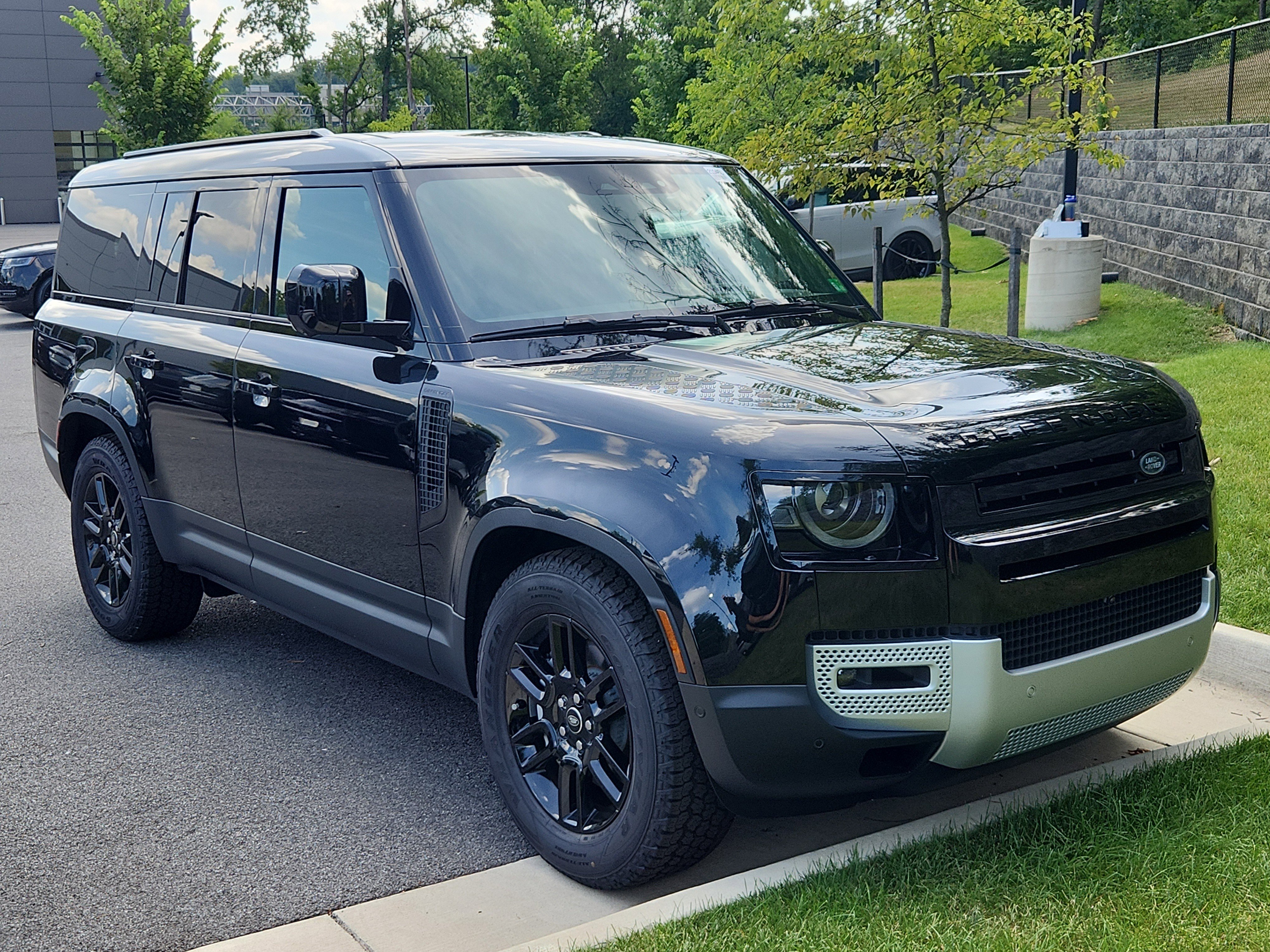Used 2025 Land Rover Defender 130 S image 10