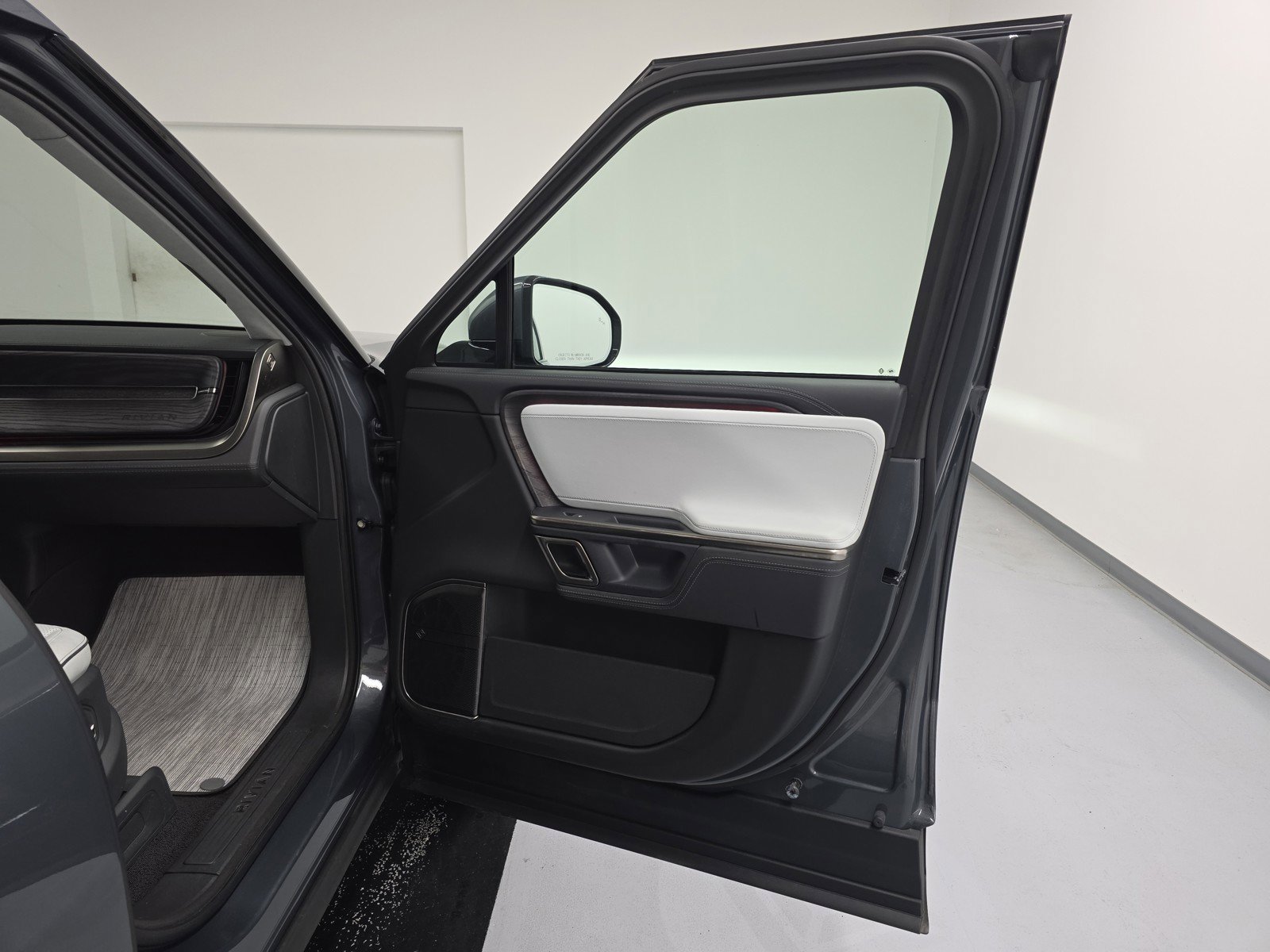 Used 2023 Rivian R1T Adventure image 18