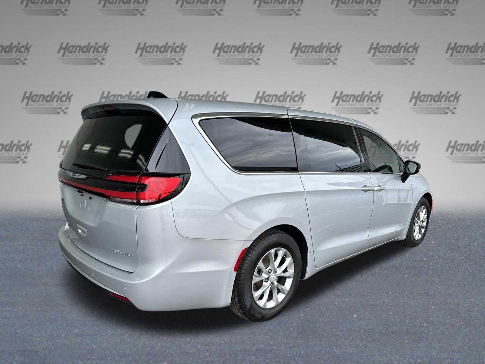 Used 2026 Chrysler Pacifica Limited FWD image 9