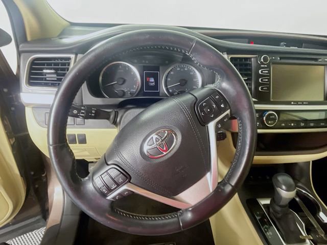 Used 2017 Toyota Highlander Plus AWD/4WD image 12