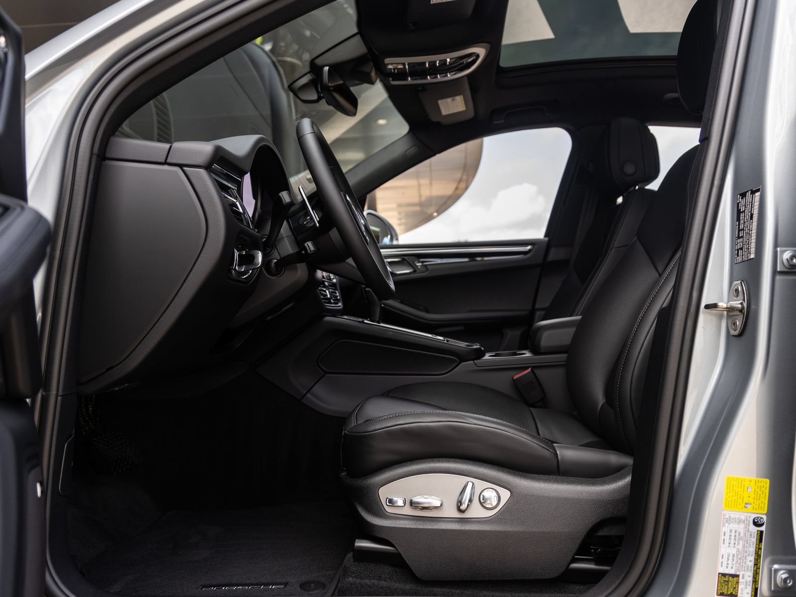 Certified 2026 Porsche Macan AWD/4WD image 26