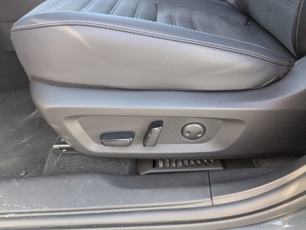 Used 2025 Mitsubishi Outlander 4WD Plug-In Hybrid image 27