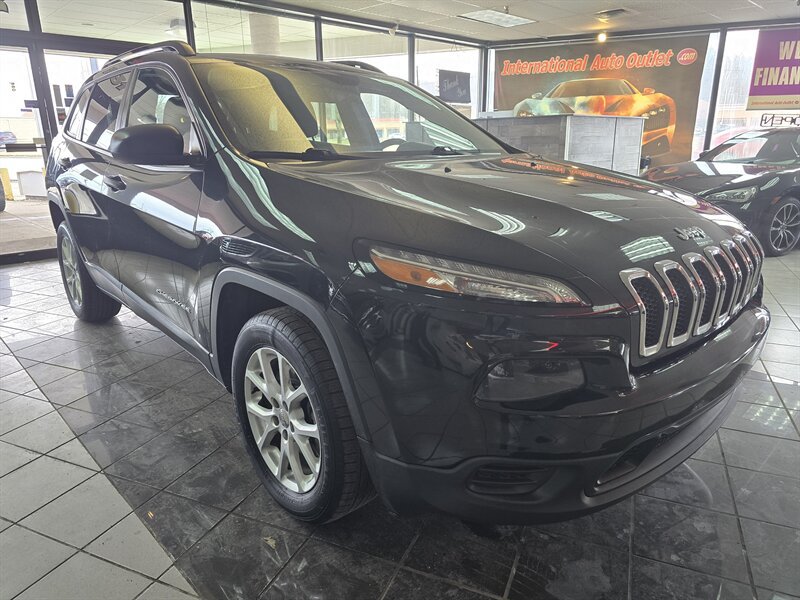 Used 2016 Jeep Cherokee Sport FWD image 3