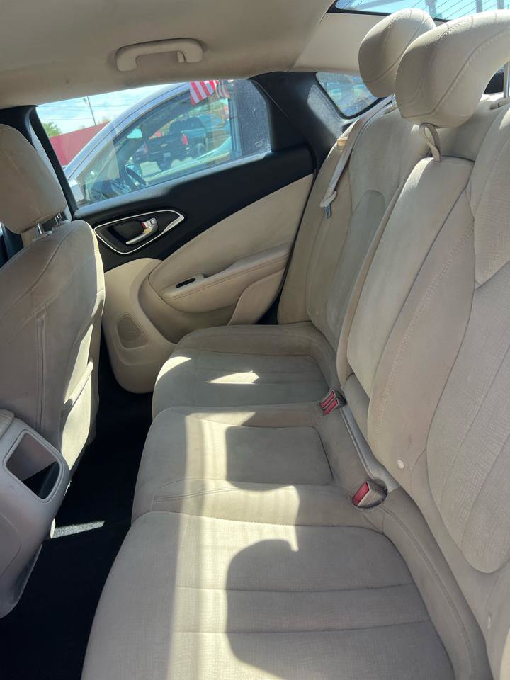 Used 2016 Chrysler 200 Limited image 6