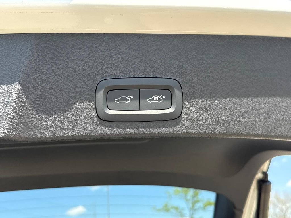 Certified 2023 Volvo XC40 Recharge Plus AWD/4WD image 6