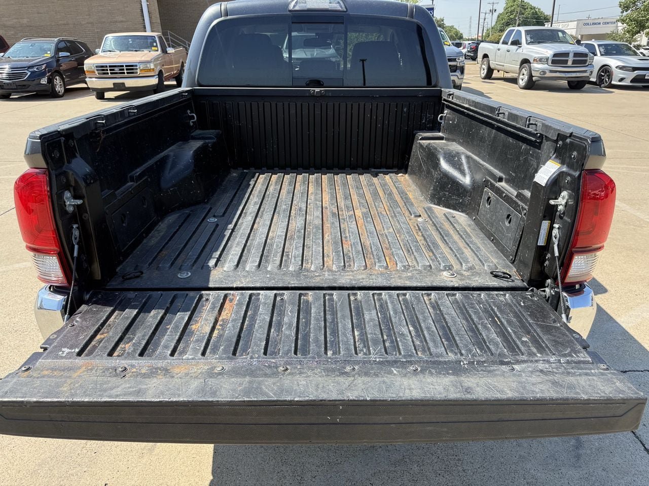 Used 2018 Toyota Tacoma SR5 RWD image 27