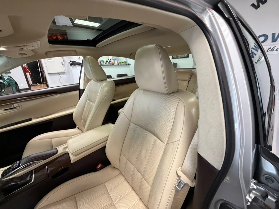 Used 2016 Lexus ES 350 w/ Luxury Package w/Wood Trim image 16