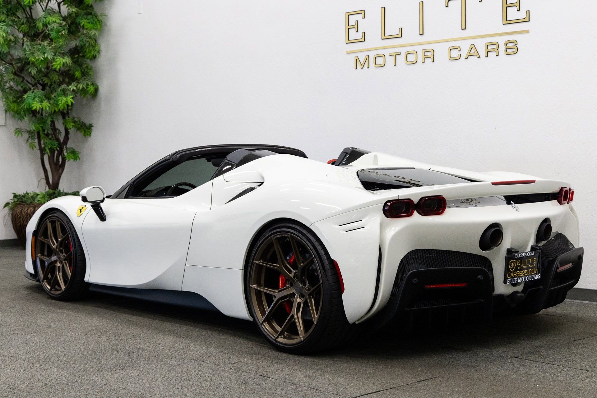 Used 2024 Ferrari SF90 Spider image 3