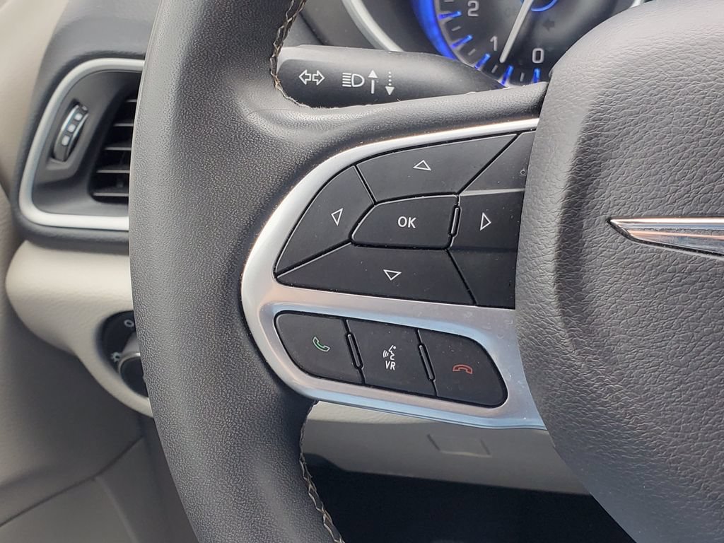 Used 2024 Chrysler Pacifica Touring-L FWD image 15