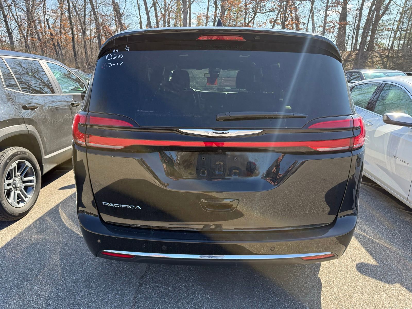 Used 2025 Chrysler Pacifica Select image 3