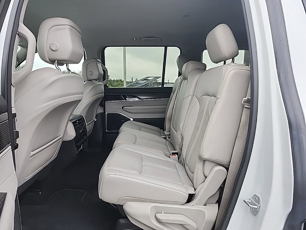 Used 2023 Jeep Wagoneer Series III w/ Preferred Equipment Group image 24