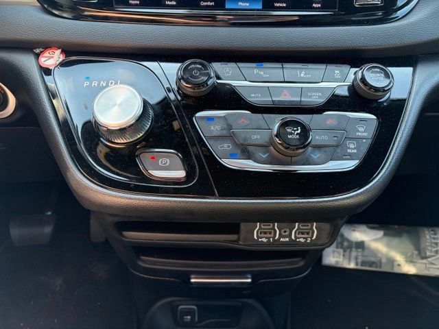 Used 2025 Chrysler Pacifica Select FWD image 16