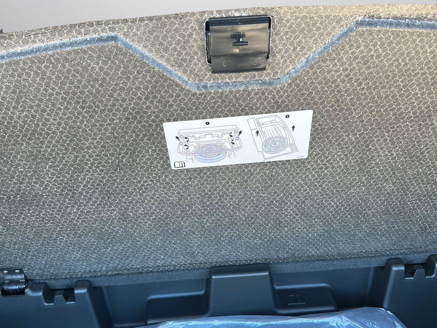 Used 2025 Chevrolet Traverse LT w/ LPO, Floor Liner Package FWD image 16