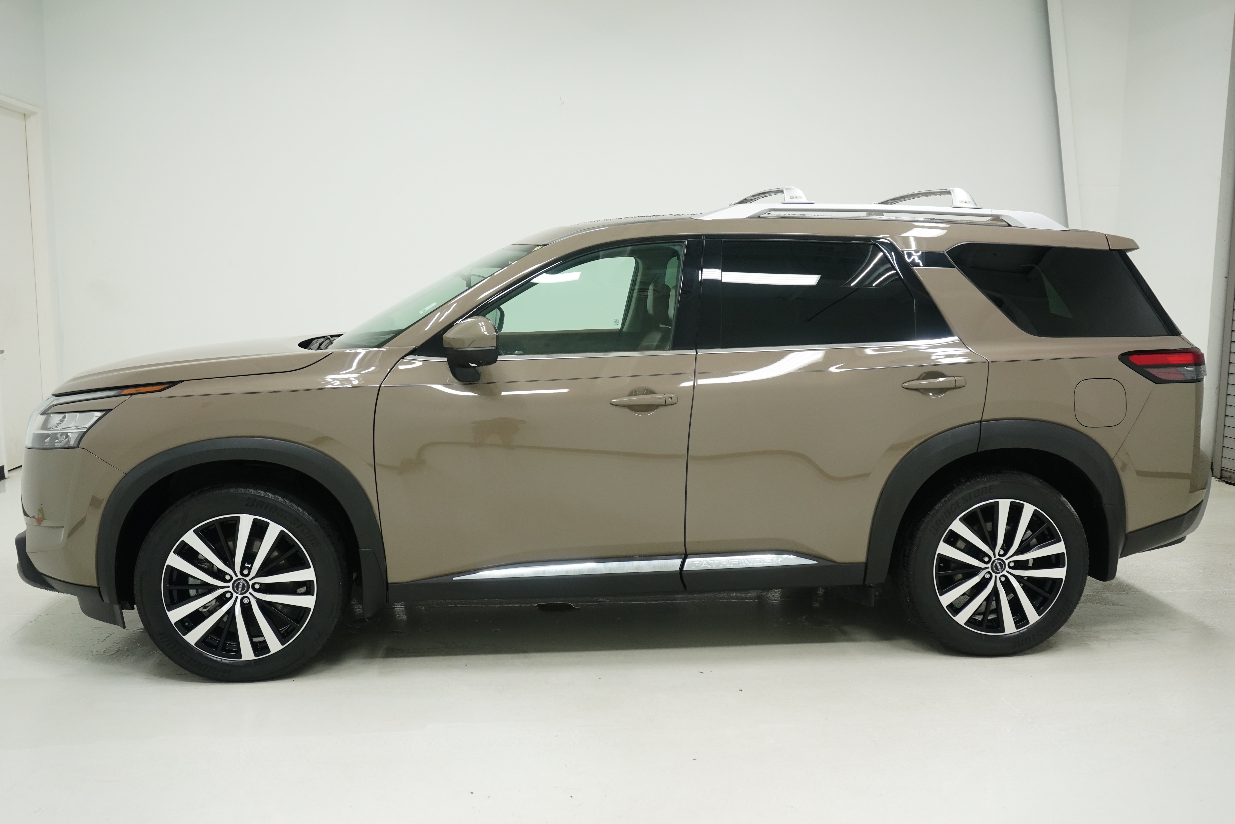 Used 2023 Nissan Pathfinder Platinum FWD image 7