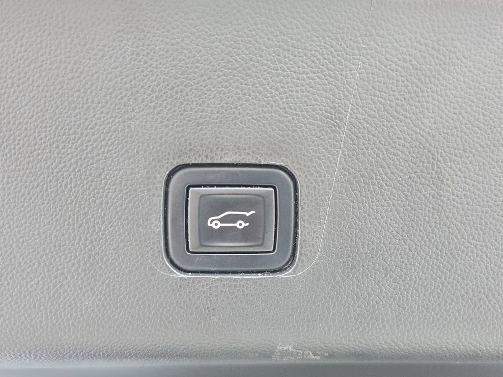 Used 2023 Chevrolet Traverse Premier w/ Redline Edition AWD/4WD image 17