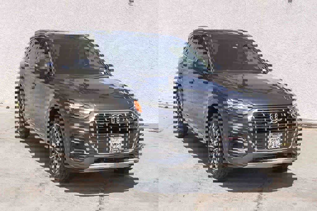 Used 2021 Audi Q5 Premium w/ Convenience Package image 3