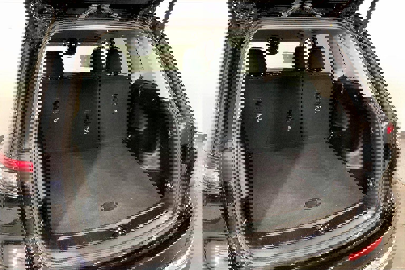 Used 2023 Jeep Grand Cherokee Laredo w/ Luxury Tech Group I image 4