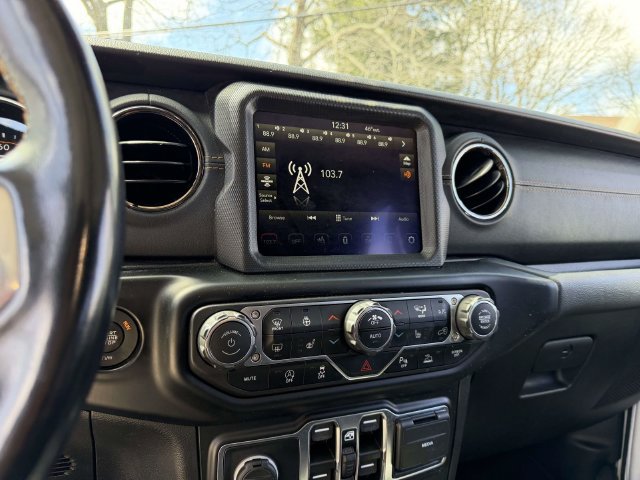Used 2022 Jeep Wrangler Unlimited Sahara AWD/4WD image 29