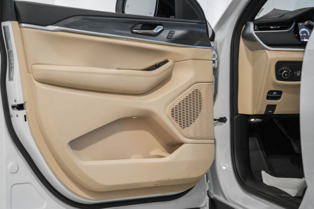 New 2025 Jeep Grand Cherokee Limited w/ Luxury Tech Group II image 37