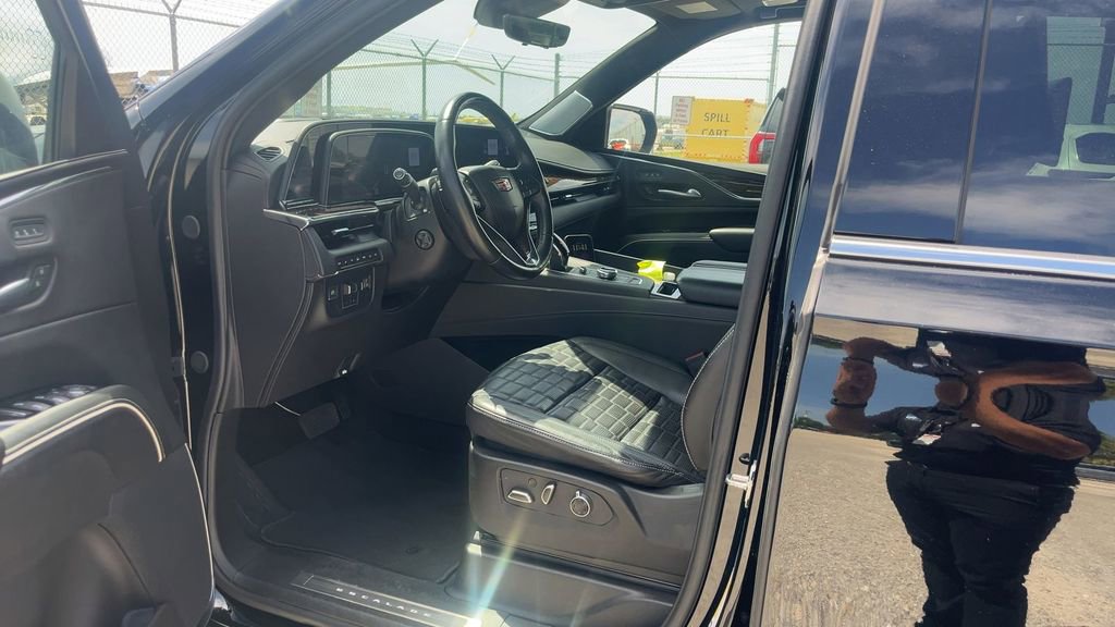 Used 2024 Cadillac Escalade ESV Premium Luxury Platinum image 11