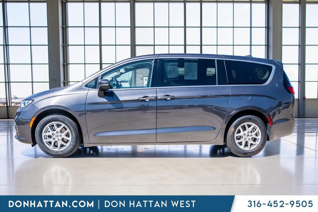 Used 2023 Chrysler Pacifica Touring-L FWD image 2