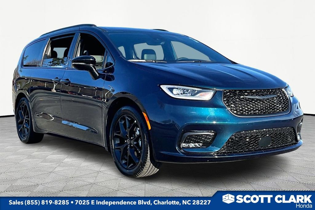 Used 2025 Chrysler Pacifica Limited