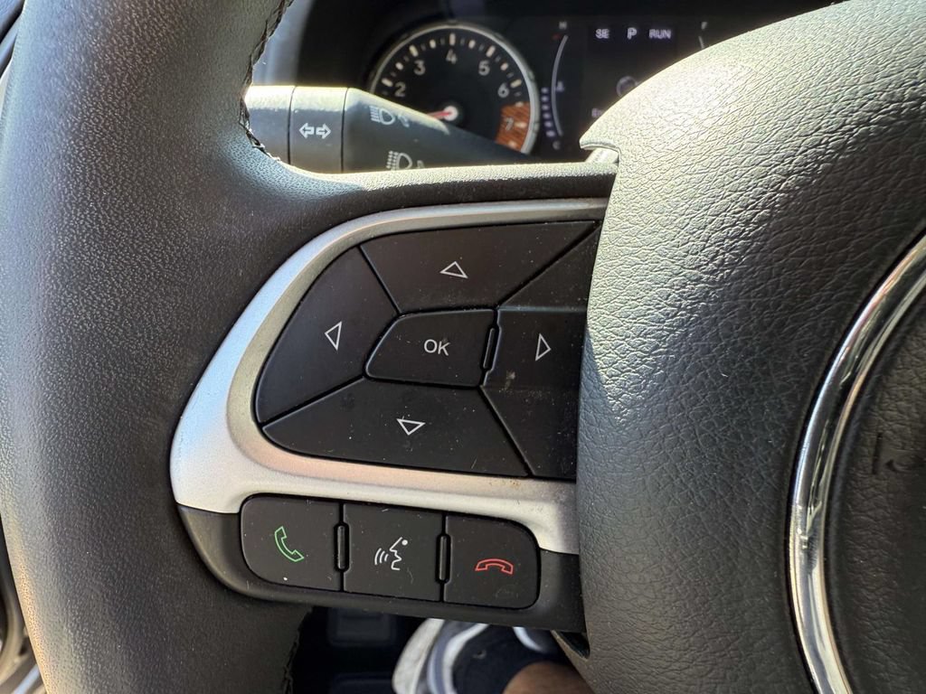 Used 2019 Jeep Renegade Latitude AWD/4WD image 23