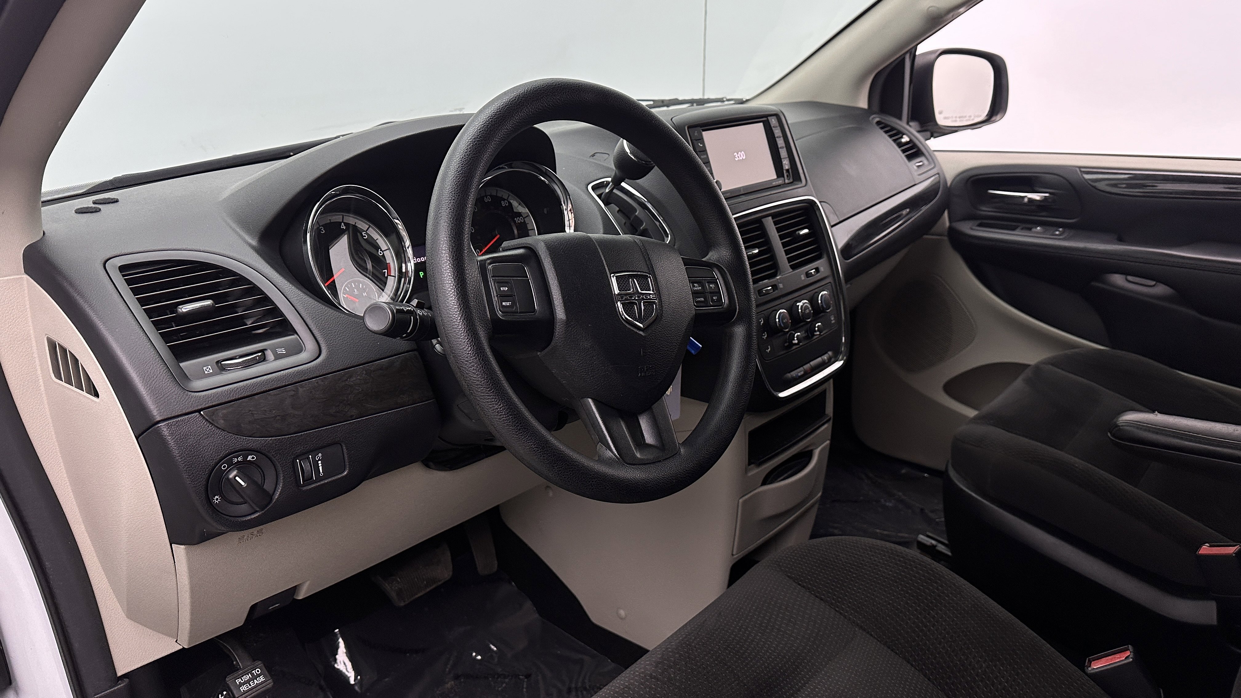 Used 2018 Dodge Grand Caravan SE FWD image 8