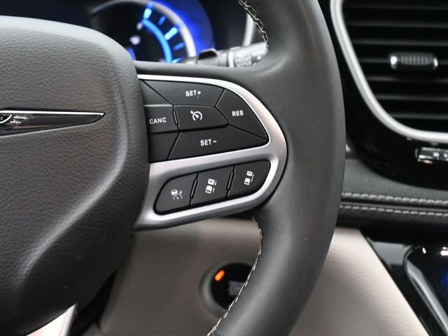 Used 2022 Chrysler Pacifica Touring-L image 29