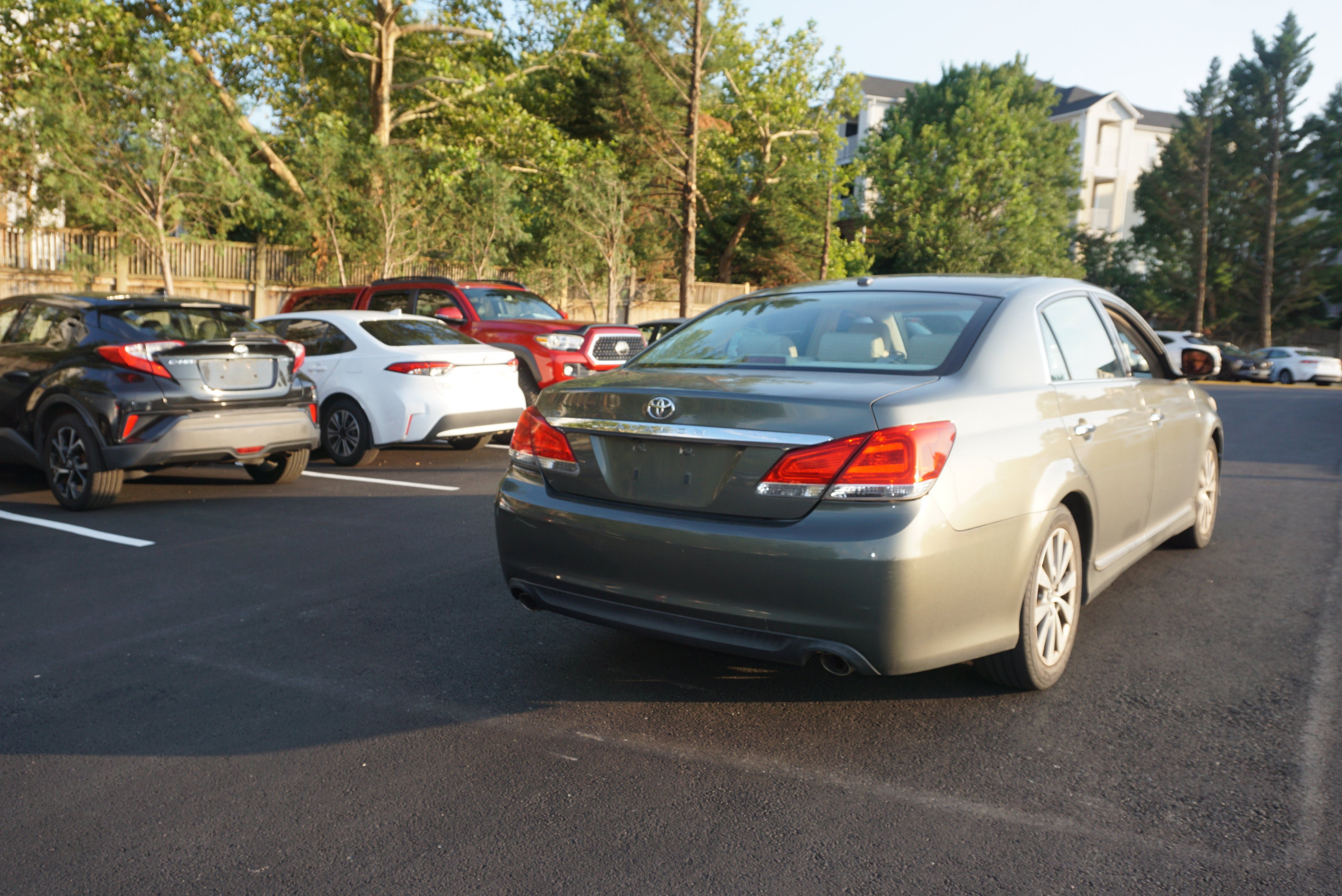 Used 2011 Toyota Avalon Limited FWD image 4
